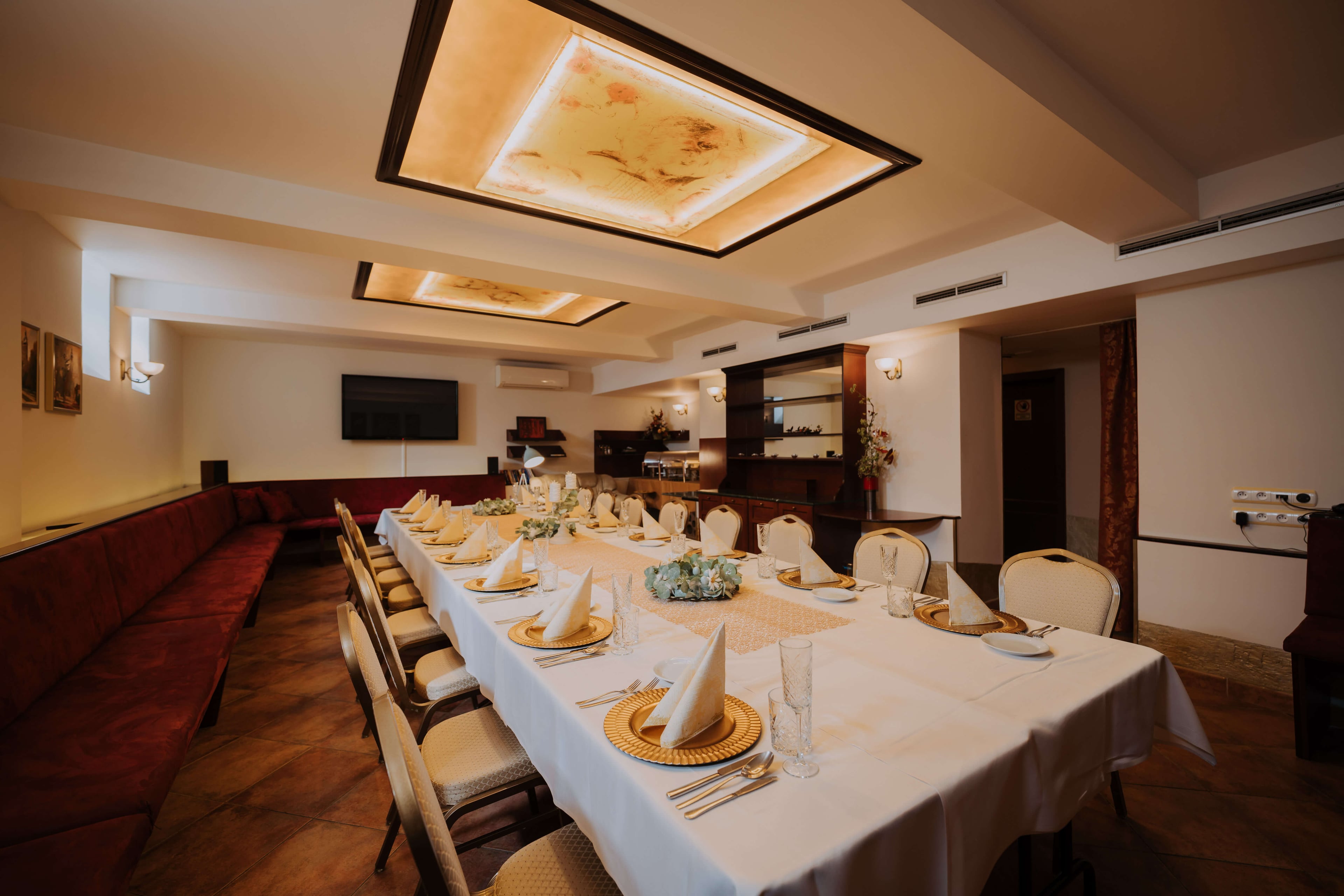 saloon intro photo 3