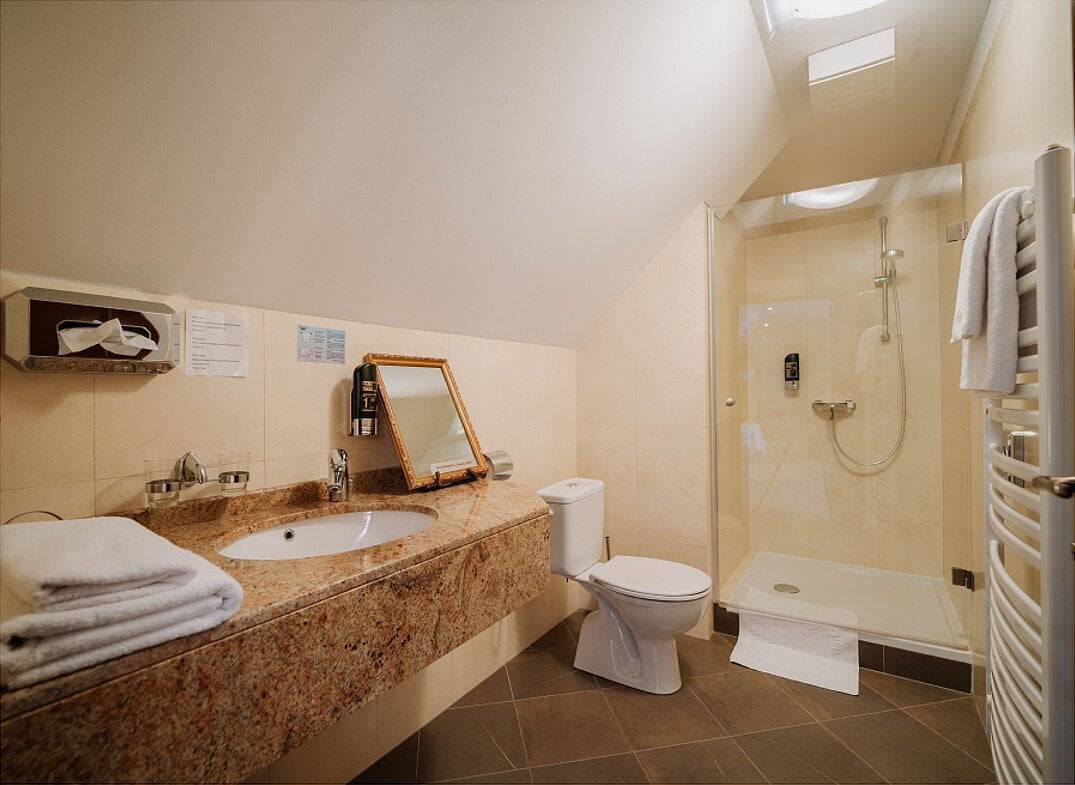 One bed room photo 6