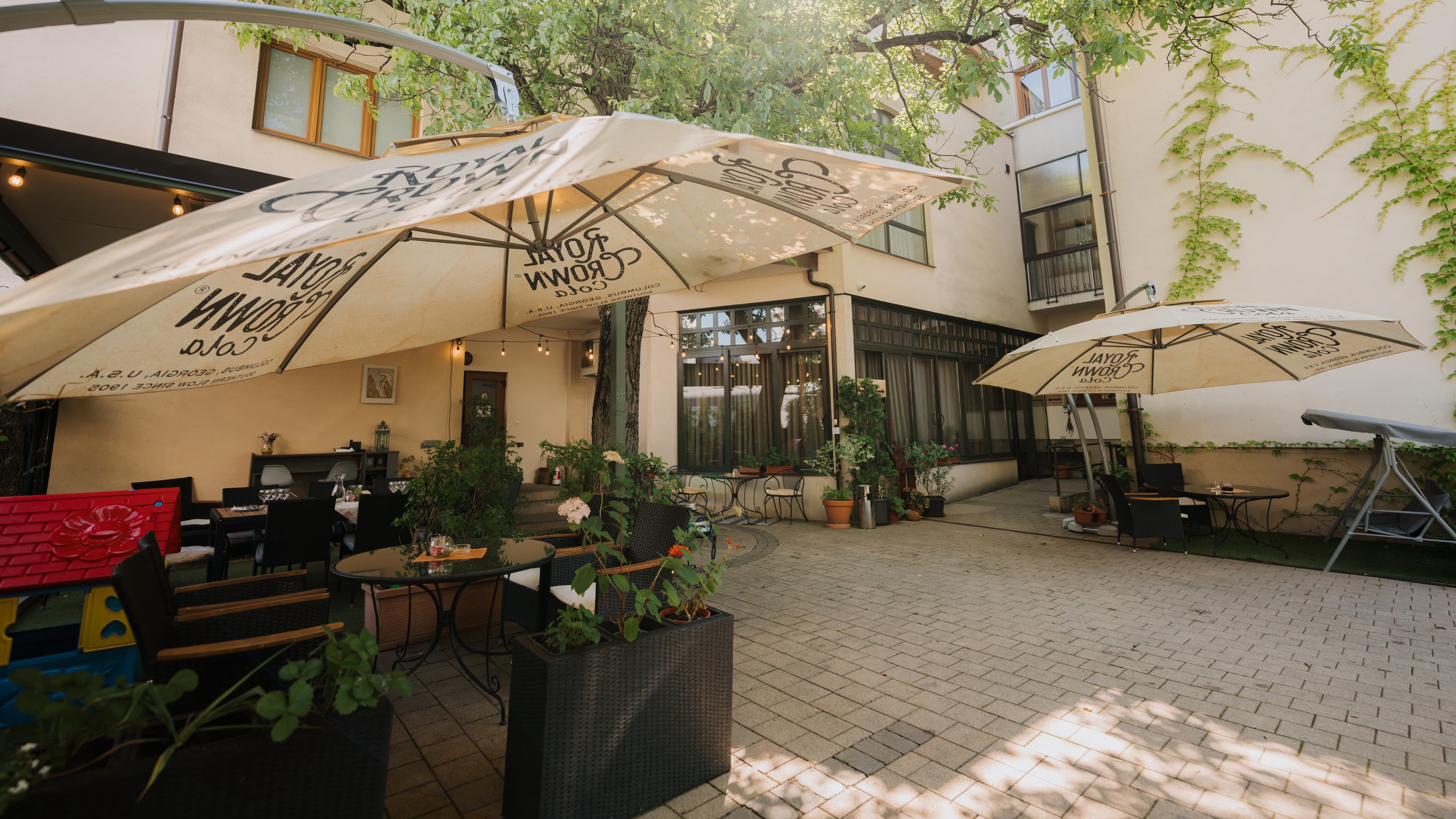 Hotel Maraton garden area